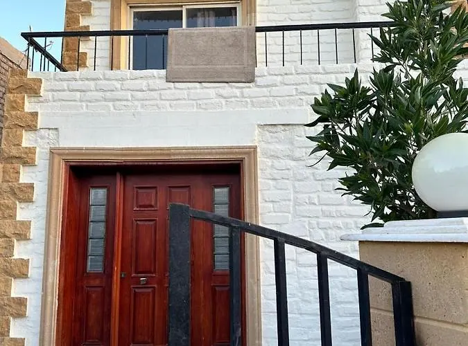 في قريه فينيسيا بالعين السخنه Villa *